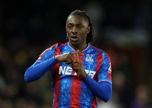 记者：热刺在争夺埃泽中占据有利，阿森纳因财务问题难签罗德里戈