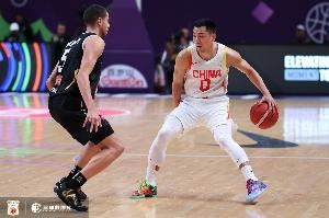 济南时报：中国男篮时隔10年重返亚洲杯四强 高诗岩防守立奇功