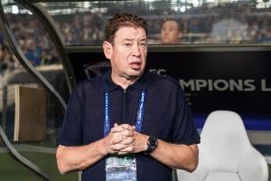 记者谈申花首发：斯卢茨基终于又改回了熟悉的中场站位