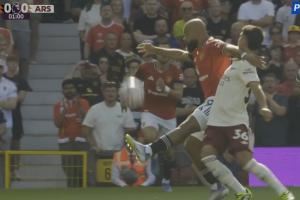 开幕雷击！姆贝莫争抢时肘击祖比门迪，裁判未做判罚