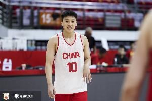 雷蒙回复王俊杰：好滴美式小孩😍王俊杰：好的老登😉