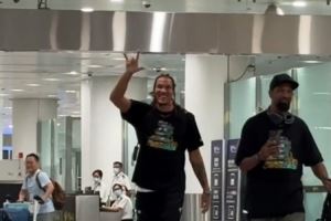 落地就宠粉！戈登抵达中国正式开启亚洲行 明天见~