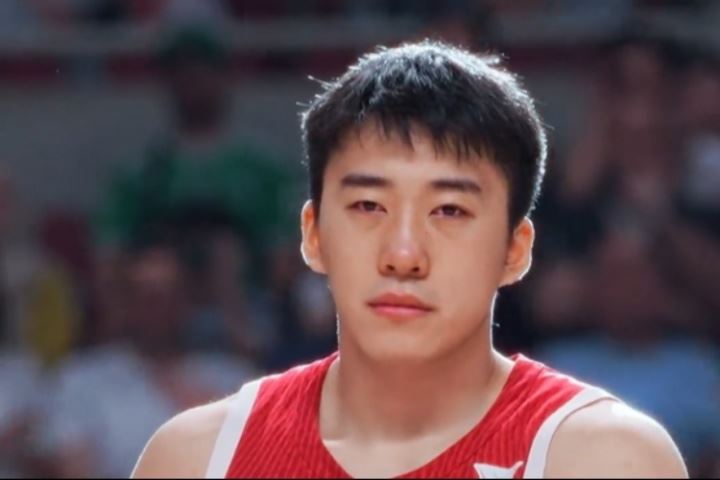 看得心碎了！王俊杰红着眼眶领奖 FIBA寄语：未来一定会更好！