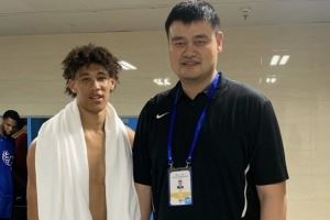 体格差距大！湖人中锋贾克森-海斯IG晒与姚明的合影