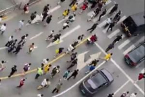 詹姆斯坐车离开交大 球迷争先恐后冲上前 交警哨子吹冒烟也难阻止