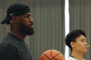耐克官方晒詹姆斯和赵睿指导国青队训练集锦 老詹寄语要重视训练