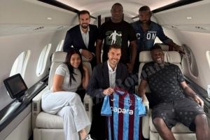 奥纳纳与家人、经纪人在飞机上合影，展示特拉布宗体育球衣