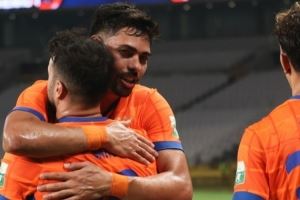 瓦神！泰山外援马德鲁加社媒祝贺瓦科戴帽：多么精彩的表现！