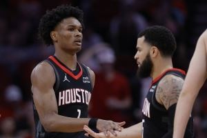 范弗里特重伤或带来意外之喜？火箭被迫豪赌两位年轻后卫