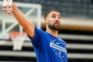 独行侠晒球队训练照 浓眉已经戴上护目镜 克莱弗拉格齐亮相