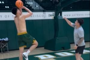 钻研必杀技！王俊杰赤膊上身苦练金鸡独立翻身后仰跳投