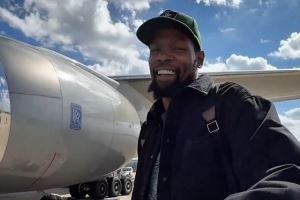 客场战卫冕冠军！火箭官推晒球员登机视频：赛季第一站 俄城🛫