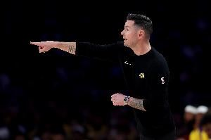 雷迪克：自上赛季以来湖人总开不好第三节 需要做一些改变