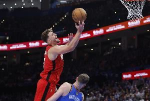 考辛斯：申京现在是联盟前三内线 但火箭还是缺控卫&得把球给KD