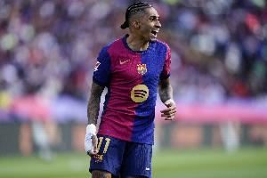 复出推迟+无缘国家德比！TA：拉菲尼亚腿筋受伤，将再伤缺1个月