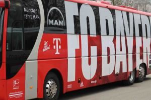 记者：拜仁大巴遭遇堵车，对阵门兴的比赛可能推迟15分钟开球