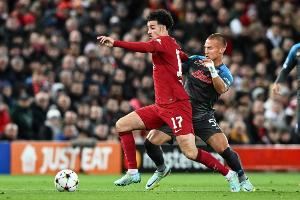 斯洛特：琼斯的伤情等待确认，他要求被换下但能自己走下场