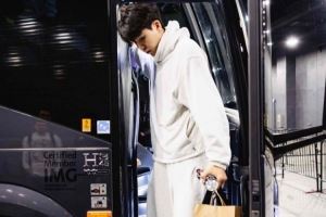 LA客战快船！开拓者穿搭：杨瀚森简约运动风 白卫衣+白卫裤+白鞋