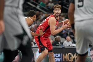 乌度卡:希望申京积极冲抢篮板 他大部分时间都能保持简单打法